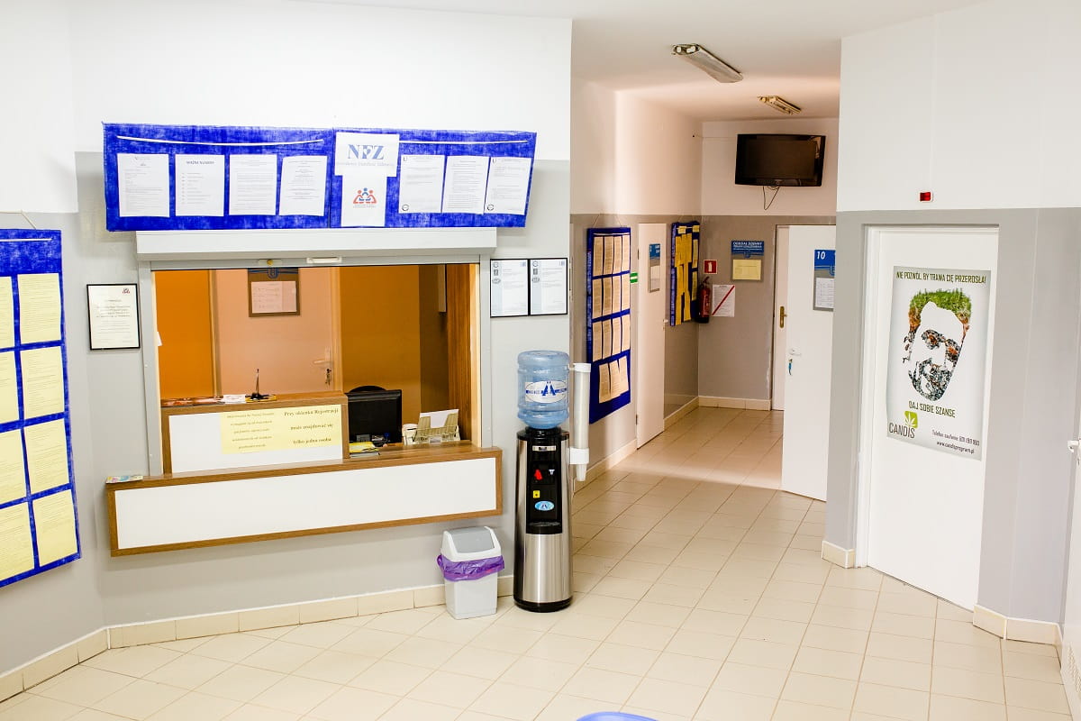 Obraz przedstawia pomieszczenie z rejestracją w Centrum Leczenia Uzależnień