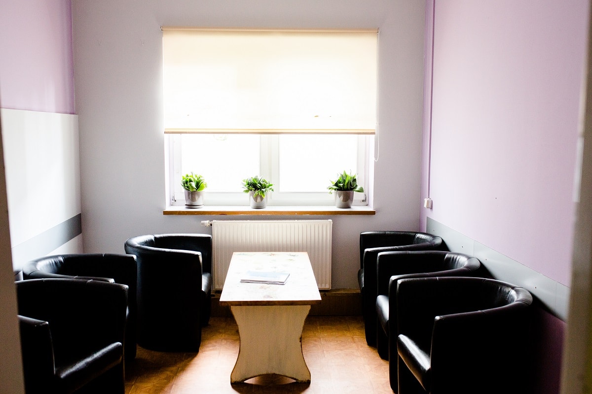 Obraz przedstawia pomieszczenie, w którym przyjmowani są pacjenci w Centrum Leczenia Uzależnień
